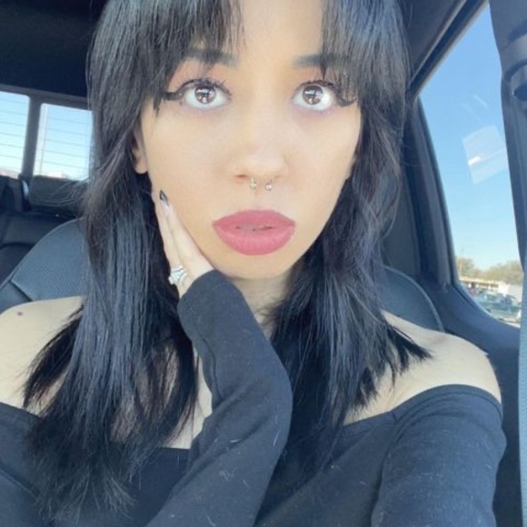 Meet your Posher, Naomi - Picture 1 of 1